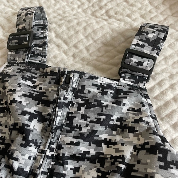 FALLS CREEK KIDS BLK/WHITE/GREY CAMO SNOW BIBS SIZE 24 MONTHS - Picture 2 of 9